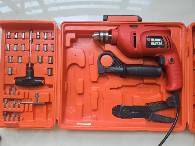 Furadeira de Impacto Black+Decker KR500 220V + Maleta e Acessórios (Pouco Uso)