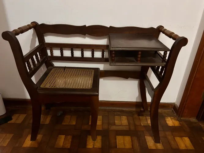 Mesinha de telefone antiga