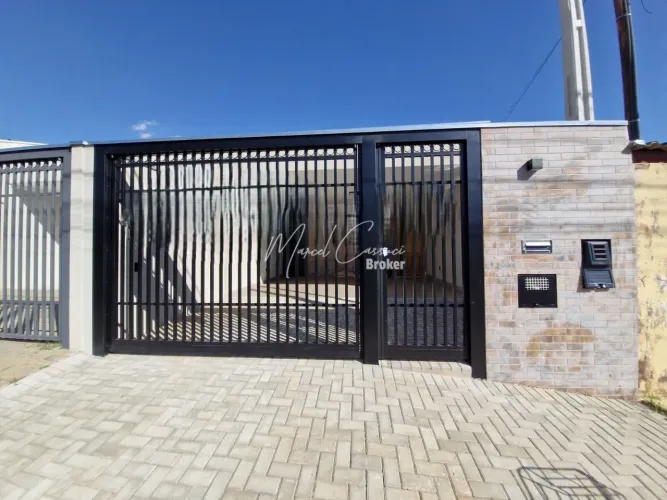 Linda casa à venda com 2 quartos, sendo 1 suíte com porta balcão, garagem para 2 carros e 