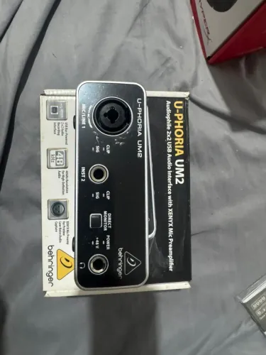 Interface de áudio Behringer UM2 - excelente estado