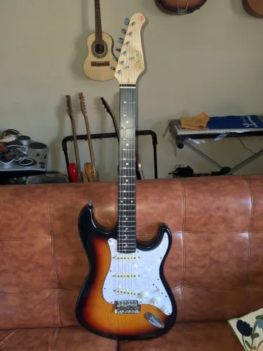 Vendo guitarra Seizi Stratocaster