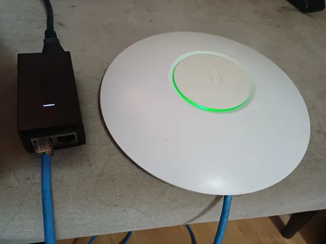 Roteador wifi Ubiquti Unifi Indoor UAP-AC usado com fonte POE