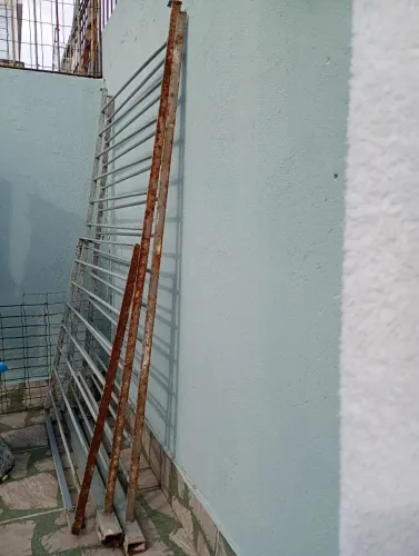 Vendo grade, sendo total 4metros,por 95 de altura com um portão no meio