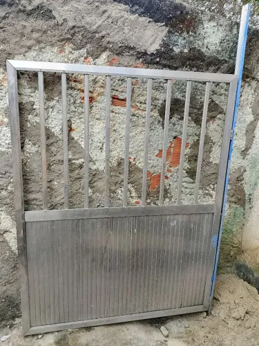 Vendo esse portão de alumínio 250 reais