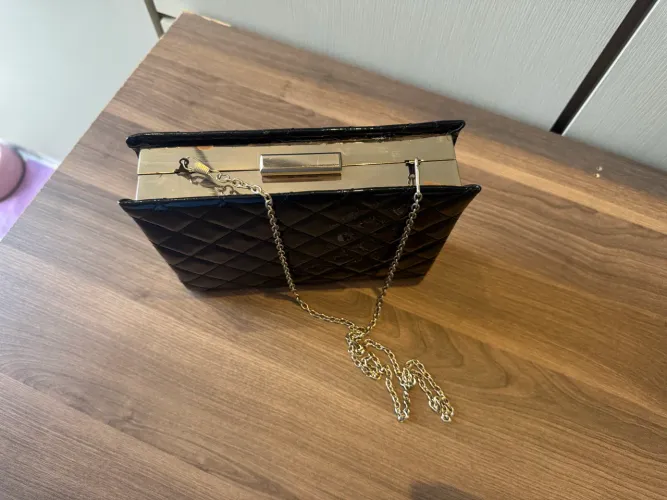 Bolsa Clutch De Festa Preta Verniz Matelassê Com Alça Corrente