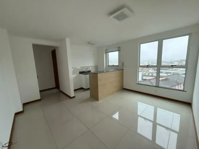 Apartamento de quarto e sala, próximo a faculdade, prédio com elevador e garagem.