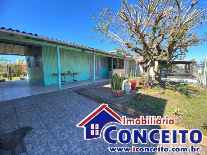 C285 - Residência de esquina com 02 kitnets em ótima localização
