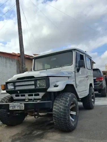 Toyota Band.Jipe Cap.de Aço Chas. Curto Diesel 1984