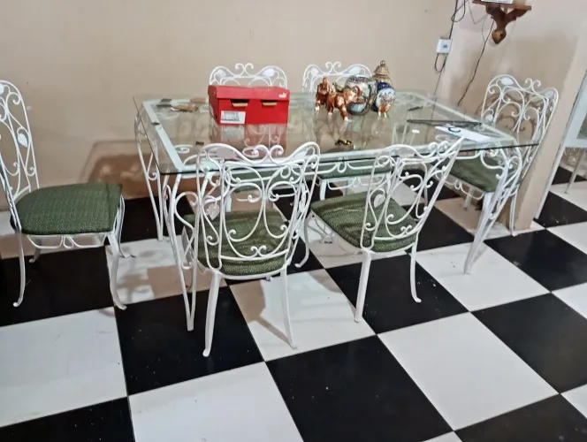Mesa de ferro antiga com 6 cadeiras. Sem avarias.