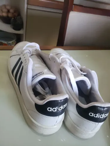 um lindo tênis adidas