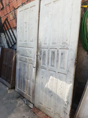 Portas e janelas de madeira 
