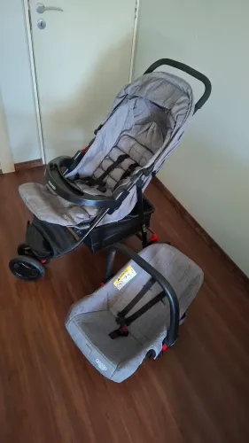 Carrinho Cosco Kids com bebê conforto