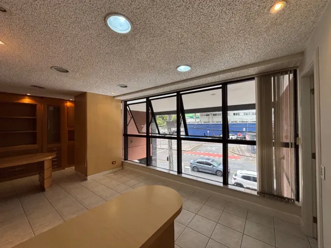 Sala Comercial no Juvevê Esquina com a Av. João Gualberto
