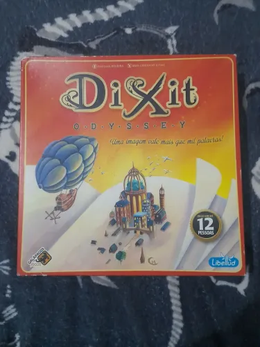 Dixit Odyssey com sleeves ( jogo de tabuleiro )