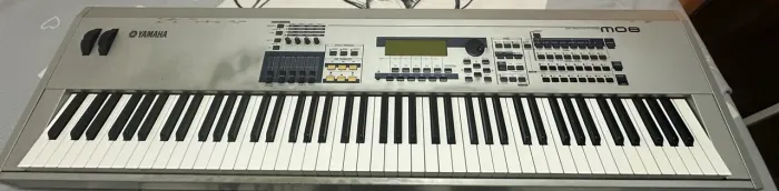 TECLADO YAMAHA MO8