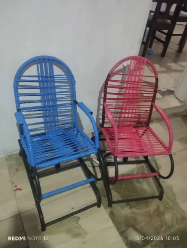 Vende duas cadeiras infantil de macarrão nova