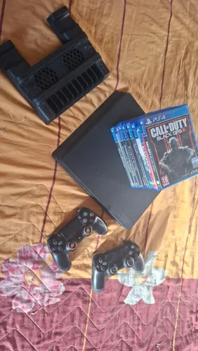 PS4 Slim 1TB + 2 controles + 7 jogos originais.