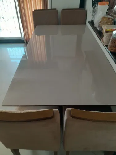Mesa madeira / vidro com 6 cadeiras, 950,00