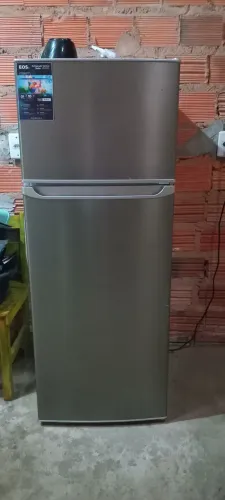 Vende se uma geladeira semi nova