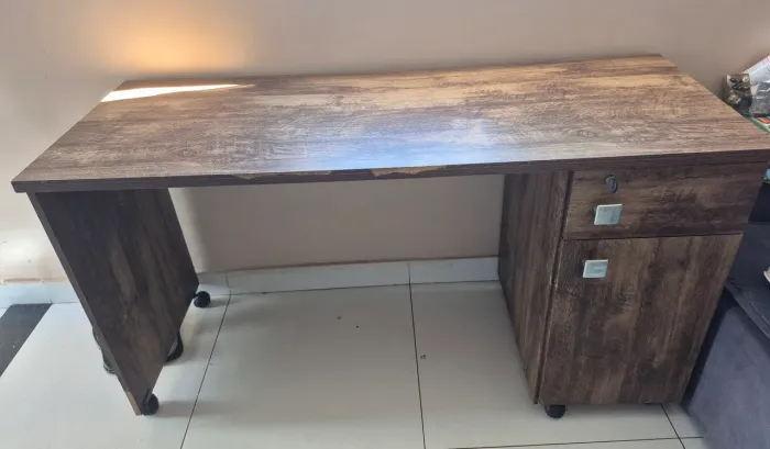 Vendo escrivaninha, 1 porta e 1 gaveta