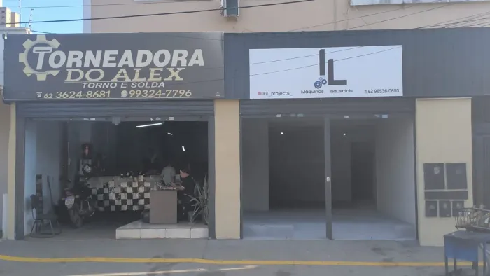 Sala comercial/galpão na 24 de outubro, local bem movimentado.