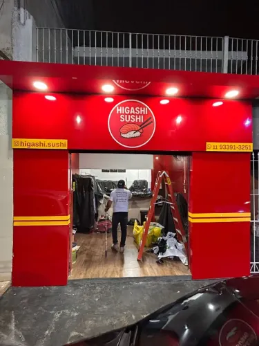 Fachada em acm com avanço de luz