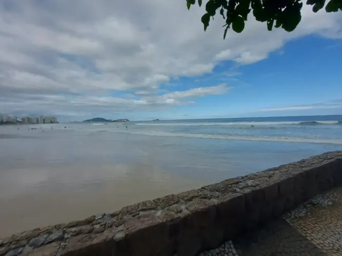 LOCAÇÃO ANUAL COM VISTA PANORÂMICA PARA O MAR EM PRÉDIO ÍCONE DO GUARUJÁ