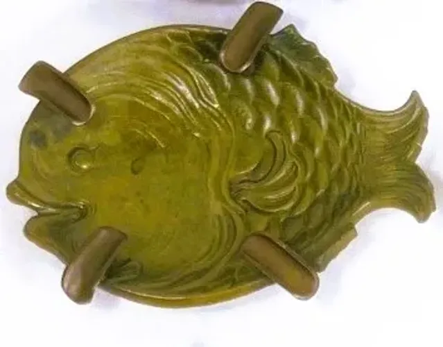 Antigo Exuberante Cinzeiro em bronze cinzelado em auto relevo representando peixe