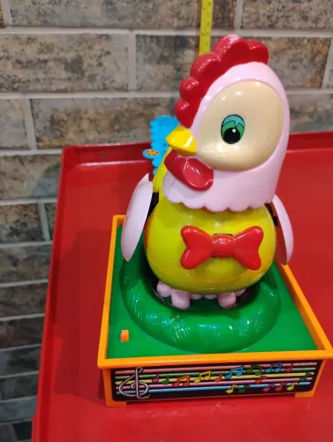 Galinha antiga canta e dança