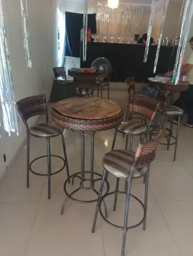 Bistrô com banqueta alta