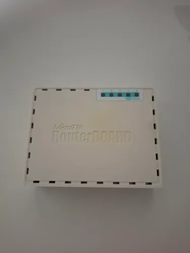 Mikrotik RB750Gr3 COM FONTE