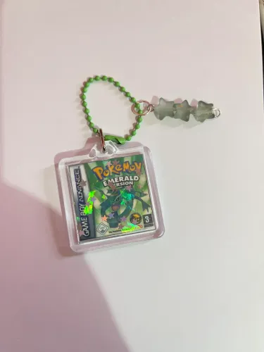 Pokemon emerald - Chaveiro artesanal holográfico 