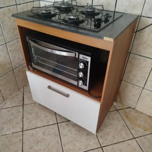 Armário de cozinha, forno elétrico e fogão Cooktop.