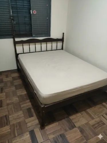 Cama de casal estilo colonial madeira maciça divido no cartão