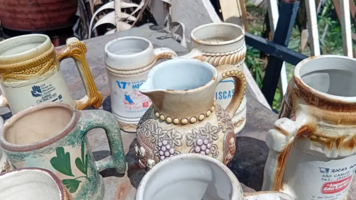 20 (vinte) Canecas de louca( ceramica) para colecionar