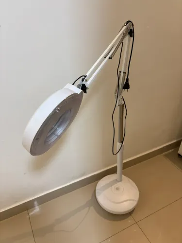 Luminária com Led e lupa 