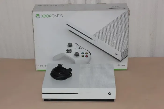 Xbox One S 1TB + 1 controles originais + Caixa