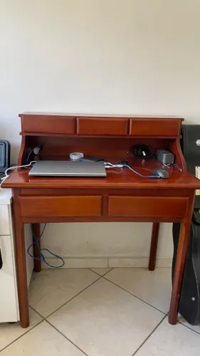 Escrivaninha de Madeira com Gavetas e Nicho