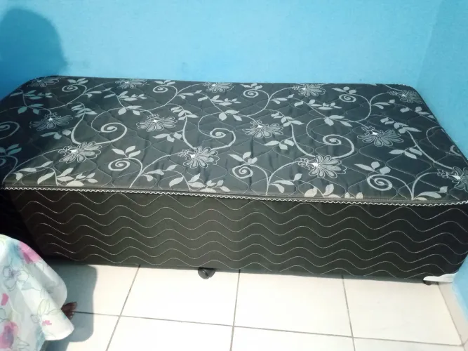 Cama solteiro praticamente nova
