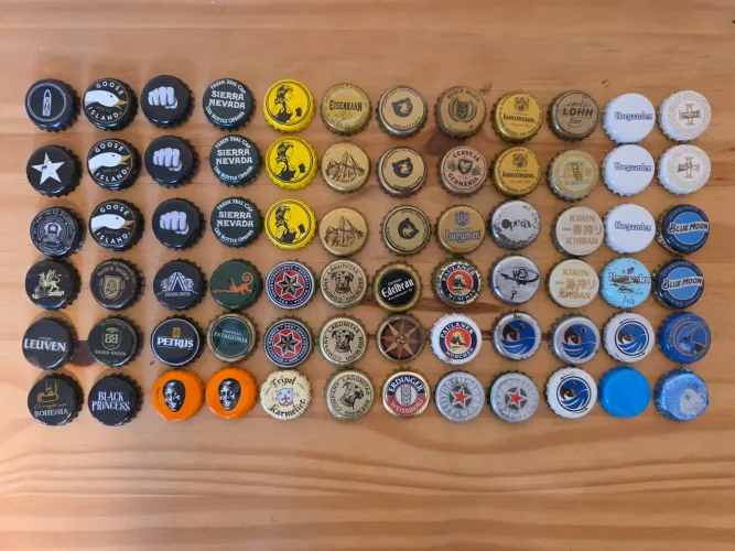 Coleção com 72 tampinhas de cerveja