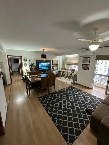 Amplo apartamento com 2 suítes com banheira no Centro de Criciúma