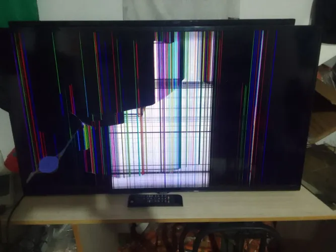VENDO TV SAMSUNG DE 40 COM DISPLAY TRINCADA MAS ACENDE *9//// *02