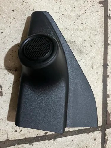 Acabamento interno retrovisor esquerdo Hilux c/ tweeter 2016 preto