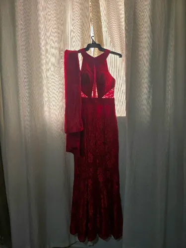Vestido de festa vermelho, tamanho P.