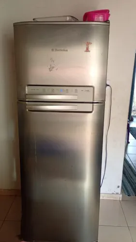 Vendo uma geladeira perfeita gela muito bem gelo seco 