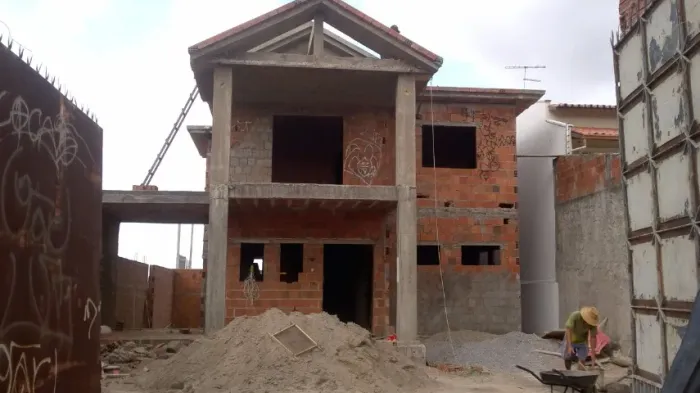 Vendo terreno com casa dúplex para o comprador terminar.