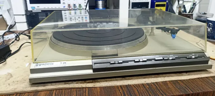 Prato / Toca discos Gradiente B-25