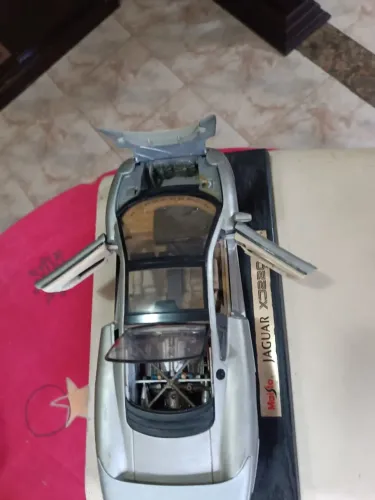Miniatura Jaguar XJ220 Maisto 1:18 com Base - Colecionador