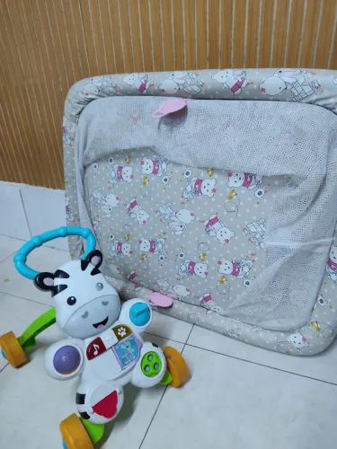 cercado infantil/ berço portátil + andador zebra com apoio