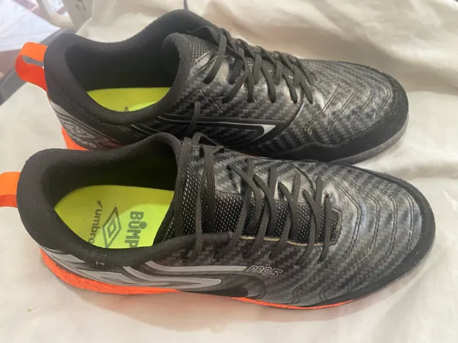 Chuteira umbro futsal Pro 5 Preto/laranja